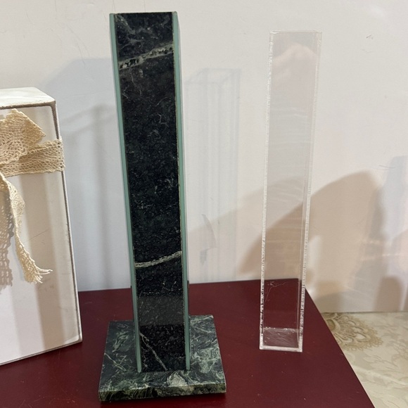 V 1 glass vase.  Elegant Green Marble base and side Vase - Picture 7 of 7